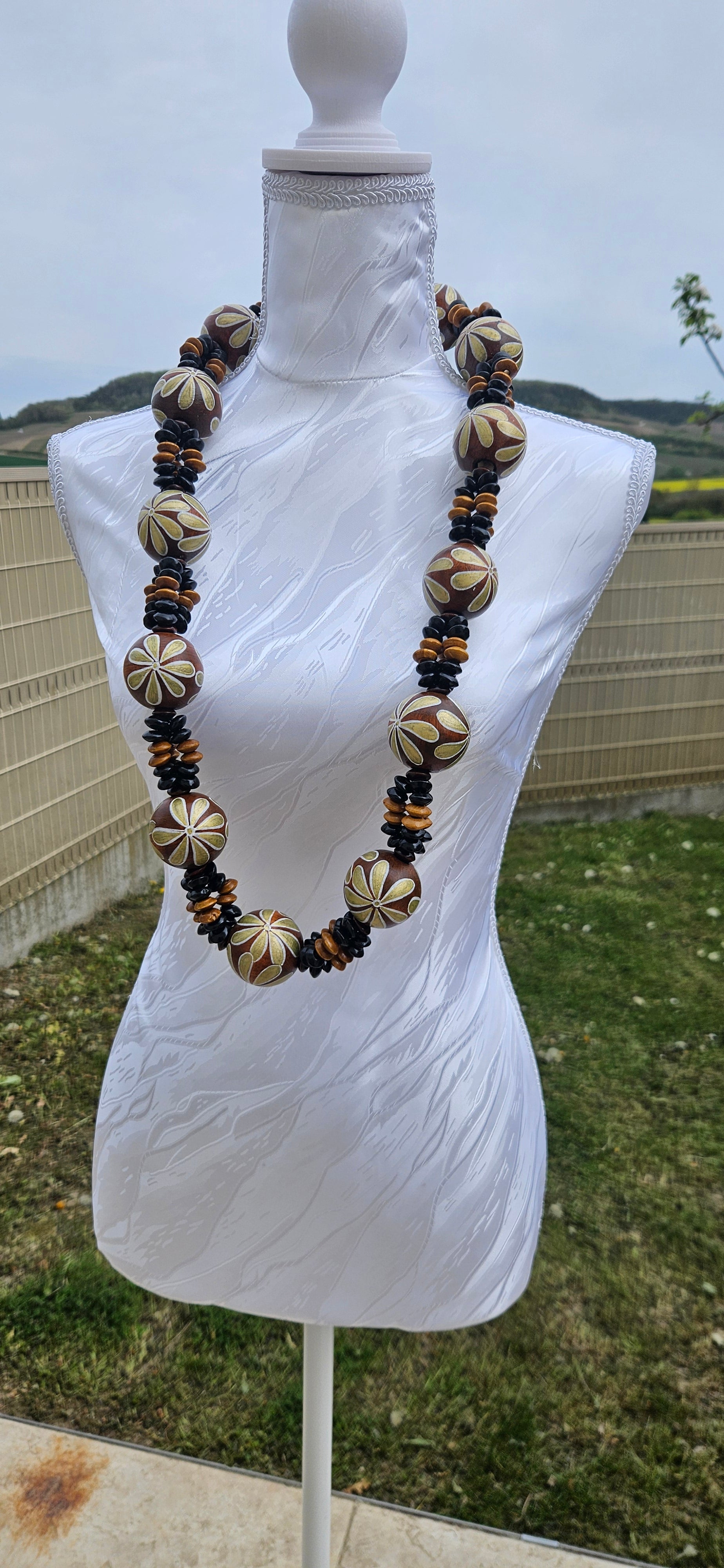 Colliers de perles en bois artisanal.