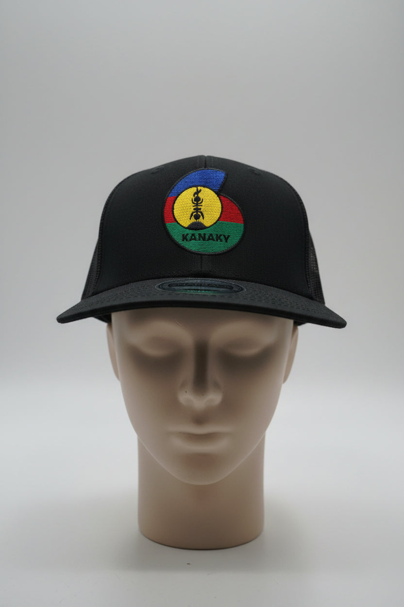 Casquette trucker noir avec filet motif Kanaky.