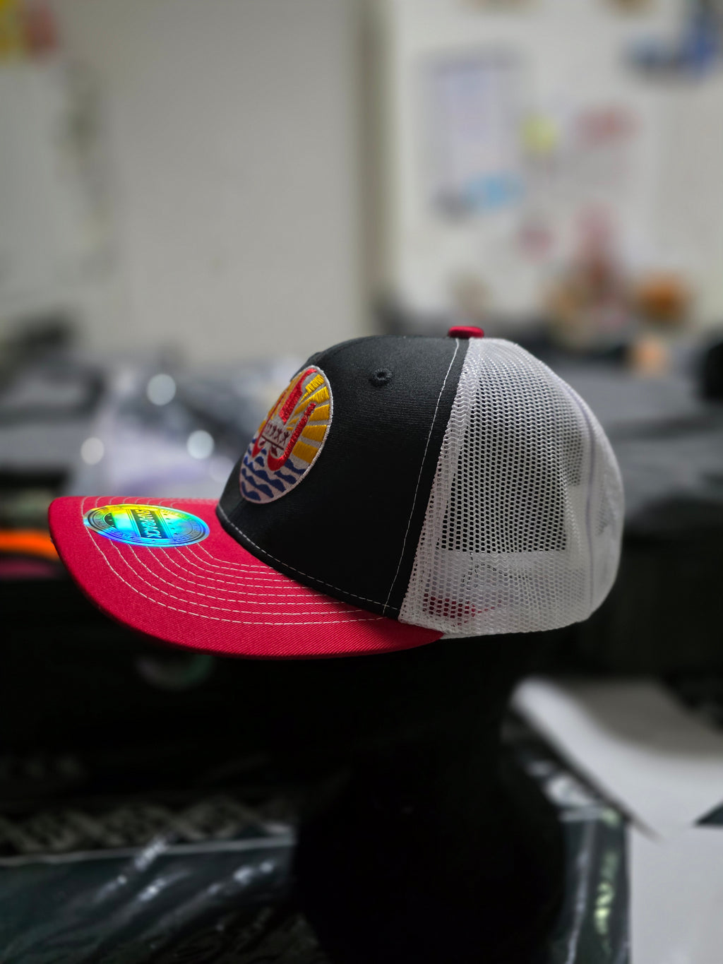 Casquette trucker noir et rouge avec filet blanc motif Tahiti.